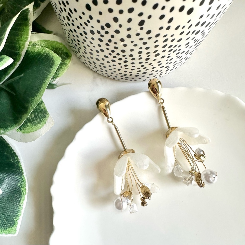 2/$30🌵 White Acrylic Gold Wire Flower Earrings Zara Statement Garden Jewelry
